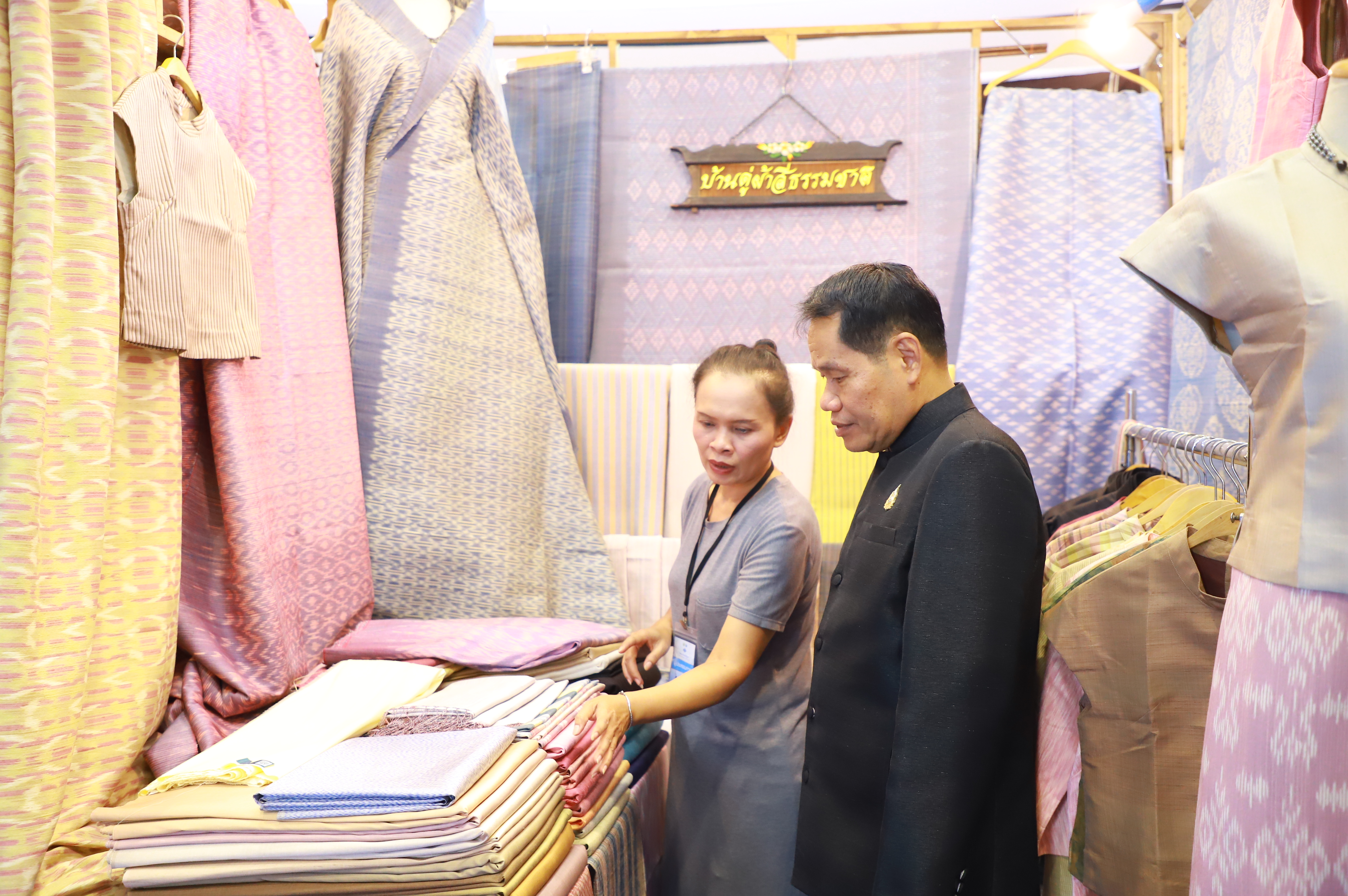 title - ส.ป.ก. ร่วมพิธีเปิดงานหม่อนไหมสัญจร ณ กรุงเทพมหานครและจังหวัดนนทบุรี ครั้งที่ 1 ชูนโยบาย ตลาดนำการผลิต เพิ่มช่องทางจำหน่าย สร้างรายได้เกษตรกร